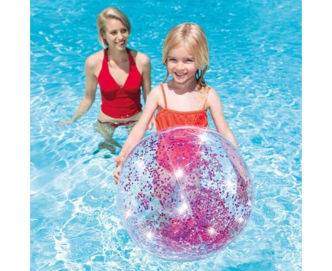 Moeder en dochter met de Intex glitter strandbal in het zwembad