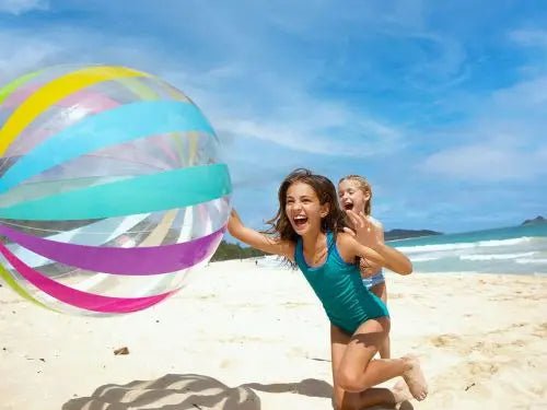 Kinderen spelen met de Intex jumbo strandbal op het strand