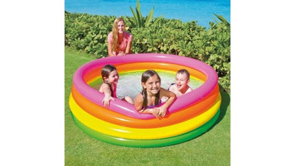 Kinderen spelen in het Intex Sunset Glow zwembad 168 cm in de tuin
