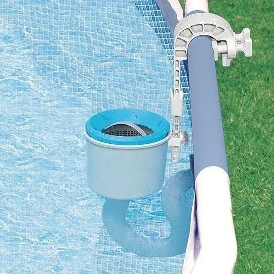 Intex skimmer gemonteerd aan de rand van een frame zwembad