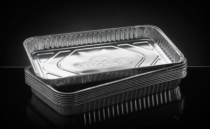 Gestapelde Napoleon vetopvangbakjes op donkere achtergrond