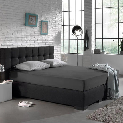 Antraciet The Living Store hoeslaken op een boxspring in de slaapkamer