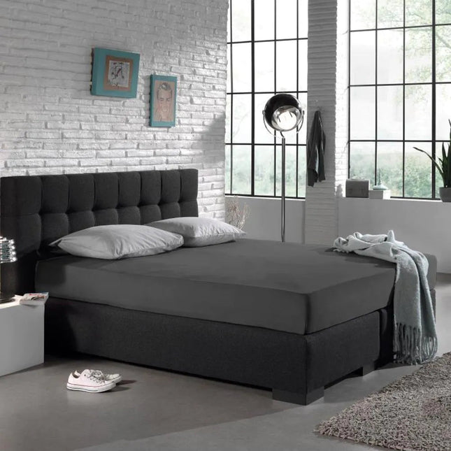 Antraciet The Living Store hoeslaken op een boxspring in de slaapkamer