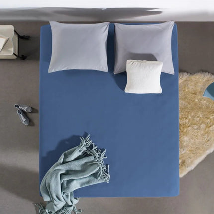 Bed met blauw The Living Store hoeslaken van bovenaf
