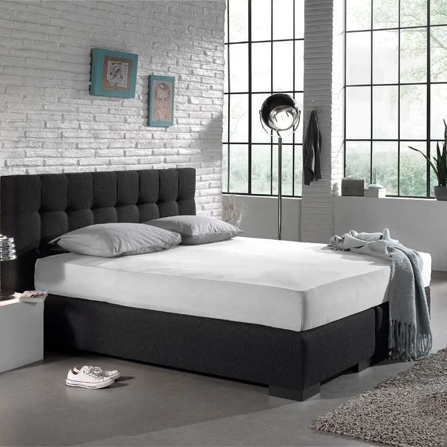 Wit The Living Store hoeslaken op een boxspring in de slaapkamer