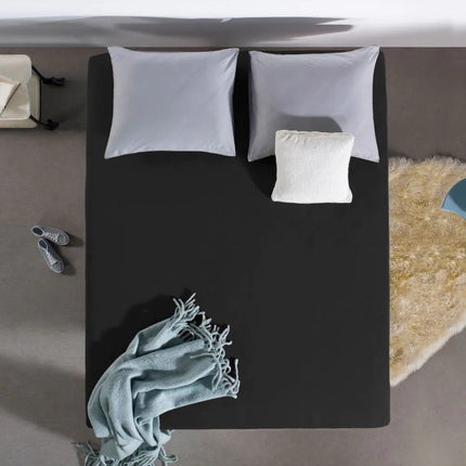 Bed met zwart The Living Store hoeslaken van bovenaf