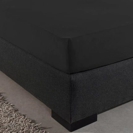 Hoek van een boxspring met zwart The Living Store hoeslaken